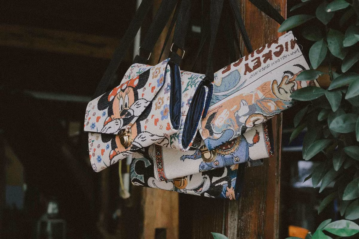 Đến bản Lác, du khách có thể mua những món quà lưu niệm như váy thổ cẩm, khăn quàng cổ, váy xòe Thái, hay những chiếc ví nhỏ xinh… Ảnh: Vương Lộc