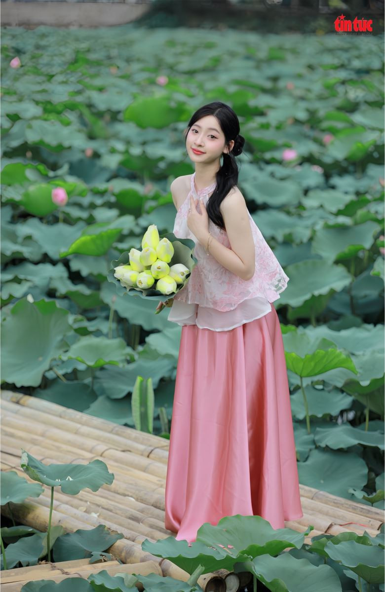 Nhiều bạn trẻ chia sẻ, chụp ảnh với hoa sen luôn toát lên nét đẹp nhẹ nhàng truyền thống...