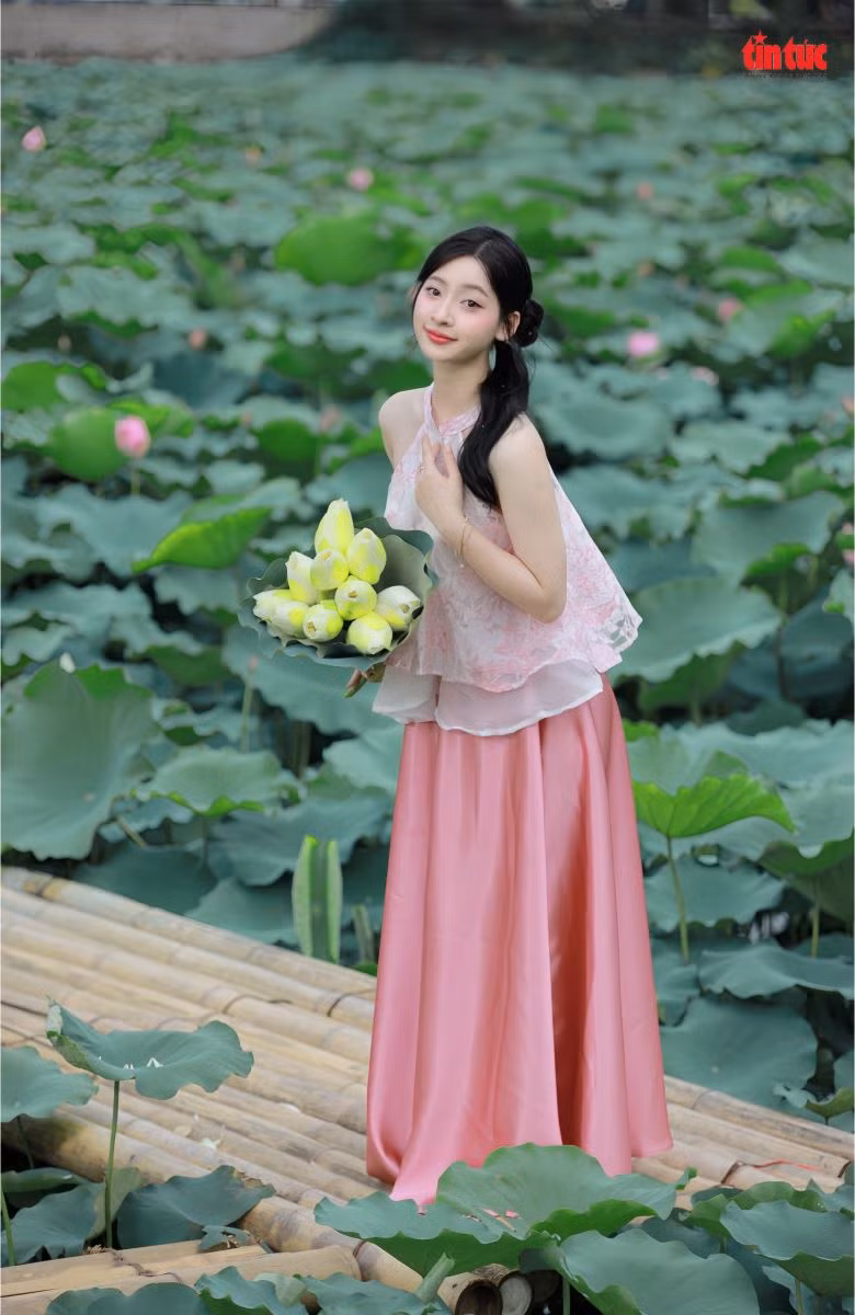Nhiều bạn trẻ chia sẻ, chụp ảnh với hoa sen luôn toát lên nét đẹp nhẹ nhàng truyền thống...