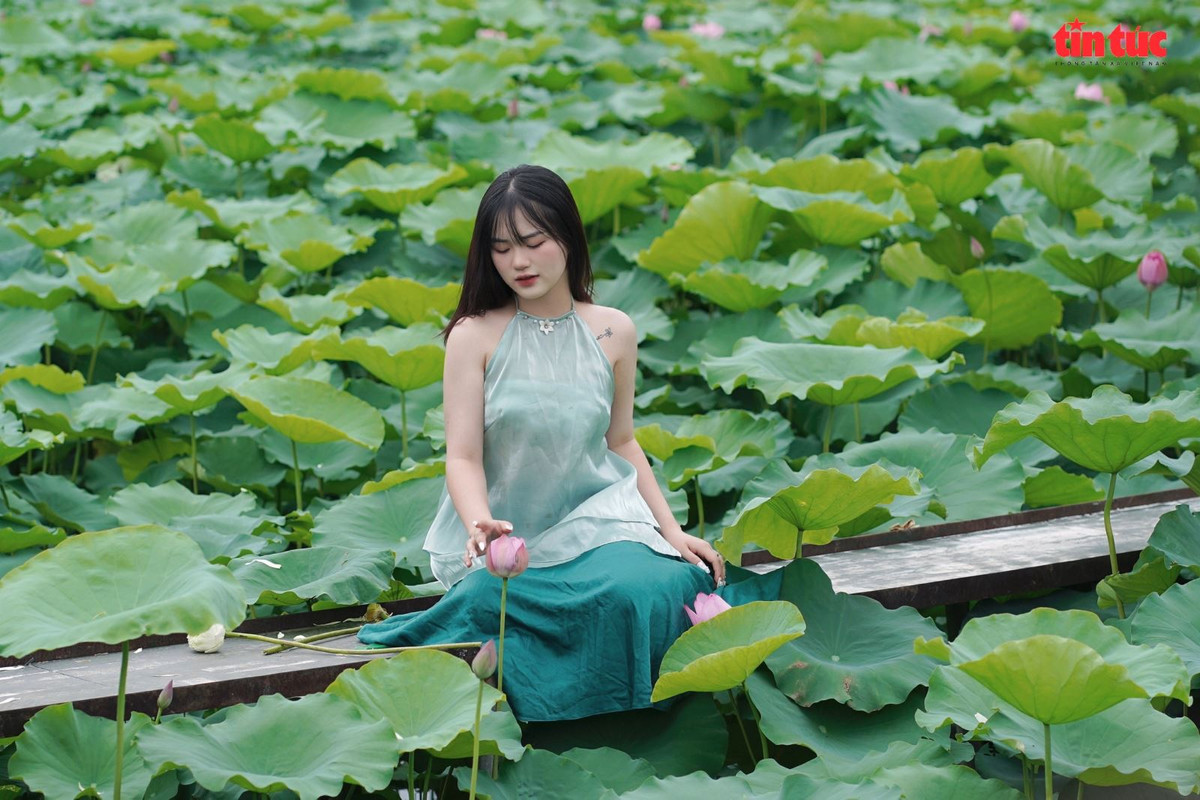 Để có những bức ảnh đẹp, nhiều bạn trẻ thuê trọn gói trang điểm, trang phục và thợ chụp ảnh.