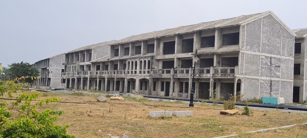 Bao trùm dự án là khung cảnh hoang tàn, nhếch nhác.