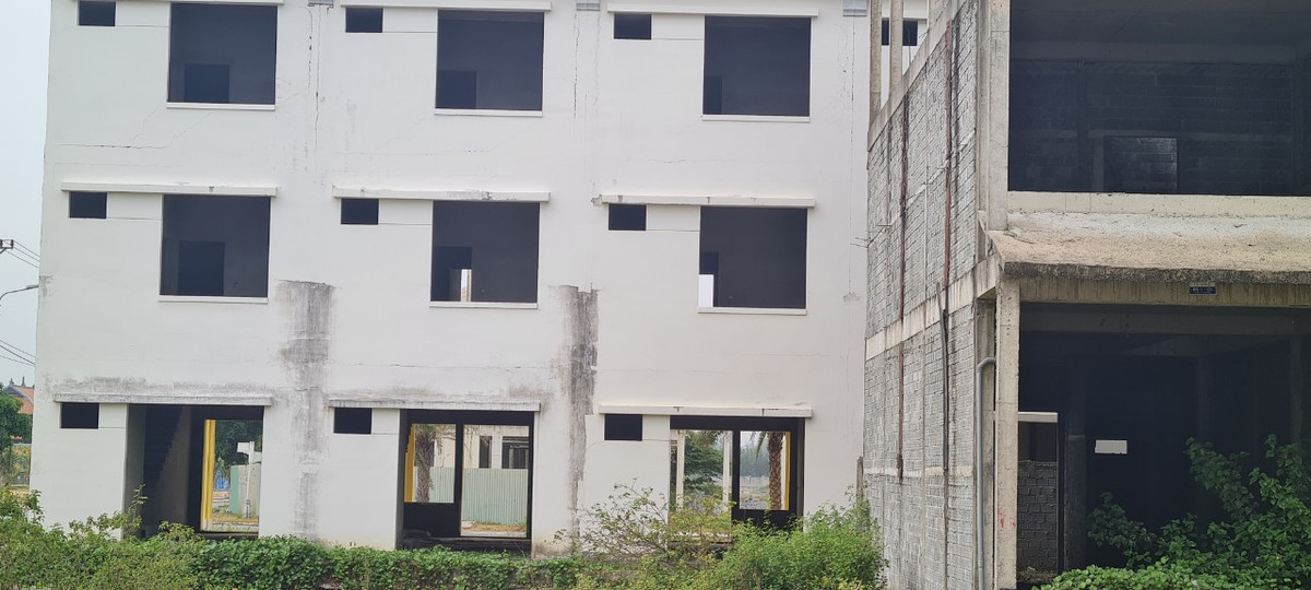 Cỏ mọc um tùm bên trong các căn "biệt thự" tiền tỷ.