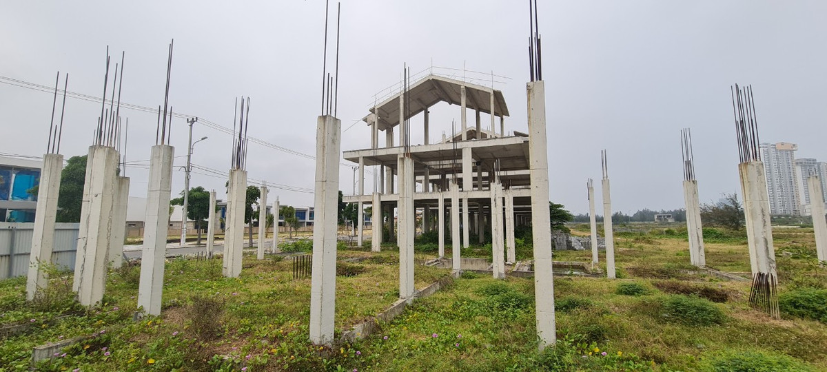 Một dãy nhà liền kề mới đổ trụ bêtông, nhưng dừng thi công lâu ngày, lõi sắt đã hoen rỉ.