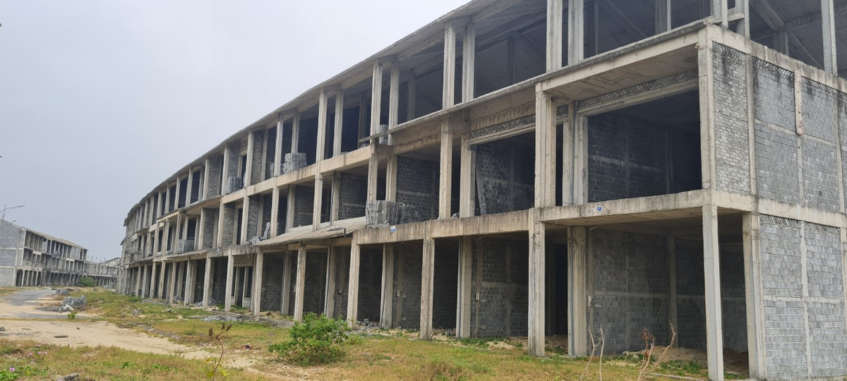 Nhiều nhà đầu tư bức xúc cho biết, thời gian đầu, chủ đầu tư thi công rầm rộ, sau đó dự án bỗng nhiên "đứng bánh".