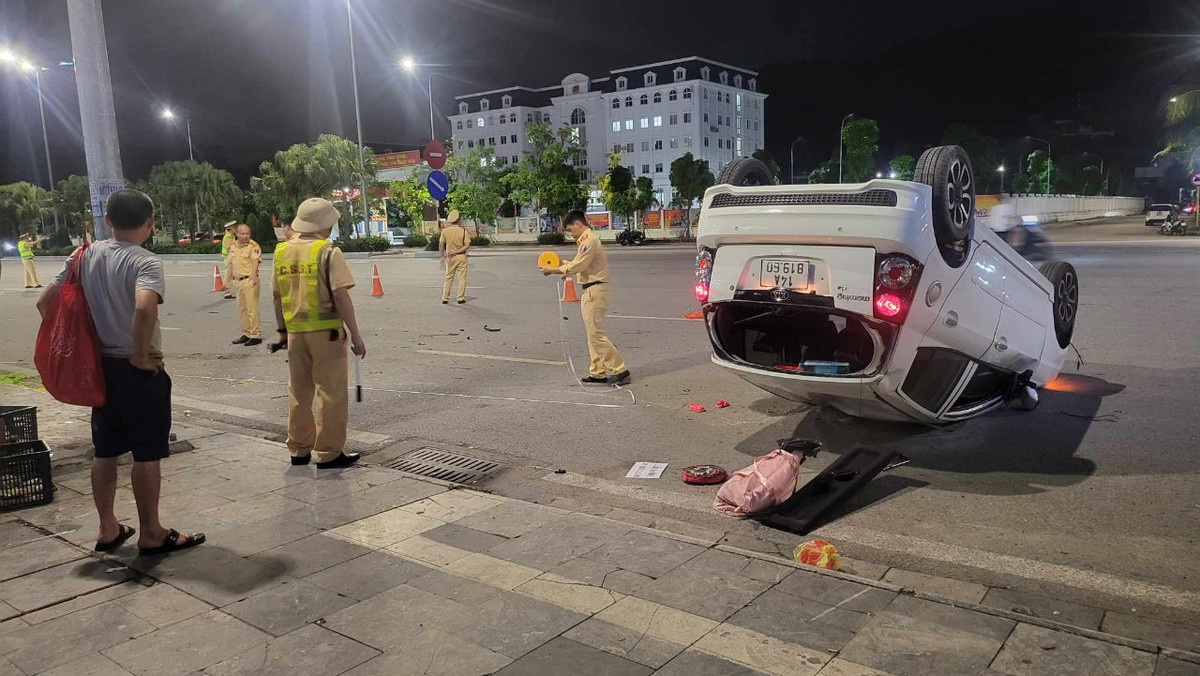 Được biết, chiếc xe gây ra vụ tai nạn trên là dòng xe KIA MORNING (màu trắng), mang BKS 14A – 819.60. Tại thời điểm xảy ra tai nạn, ngoài người đàn ông điều khiển ra trên xe còn có 2 cháu nhỏ đi cùng.