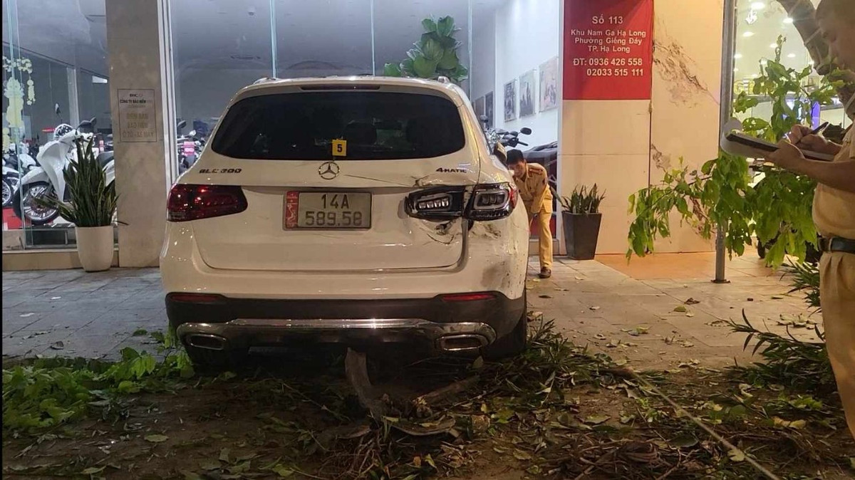 2 xe ô tô đỗ trên vỉa hè bị biến dạng phần đuôi gồm: Mercedes – Benz GLC200 đời mới, mang BKS: 14A – 589.58 và xe CRV mang BKS: 14 A – 270.83.