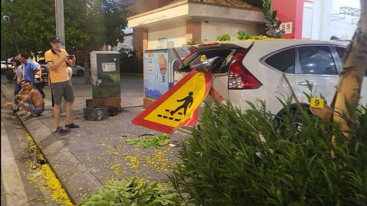 Tại hiện trường, một tấm biển báo hiệu người đi bộ cũng bị đâm đổ.