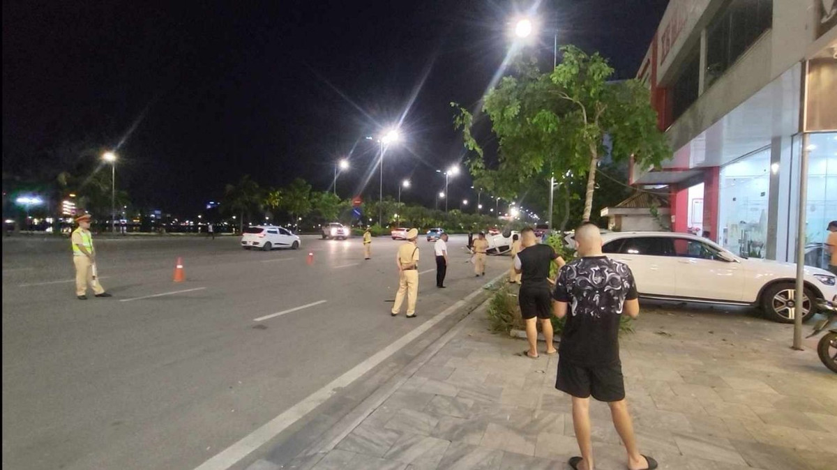 Được biết, hai trẻ em đi cùng xe là cháu của người đàn ông này.