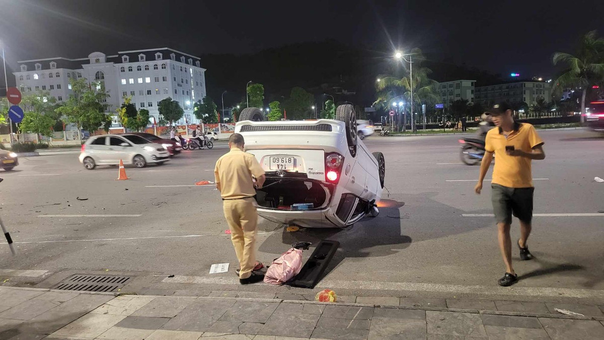 Sau khi va chạm liên tiếp, chiếc ô tô 4 chỗ lật ngửa trên QL 18 thuộc Khu Nam Ga Hạ Long, phường Giếng Đáy, TP. Hạ Long, tỉnh Quảng Ninh.