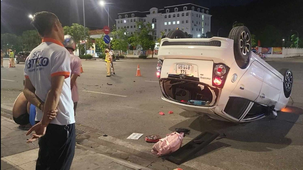 Theo ghi nhận tại hiện trường, chiếc xe gây tai nạn nằm ngửa trên đường, kính chắn trước, sau và 2 bên bị vỡ.