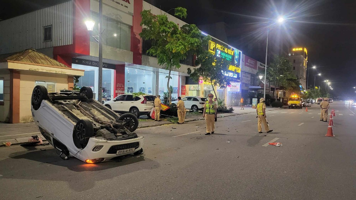 Xe vẫn đang nổ máy, tuy nhiên trần xe đã bị biến dạng…