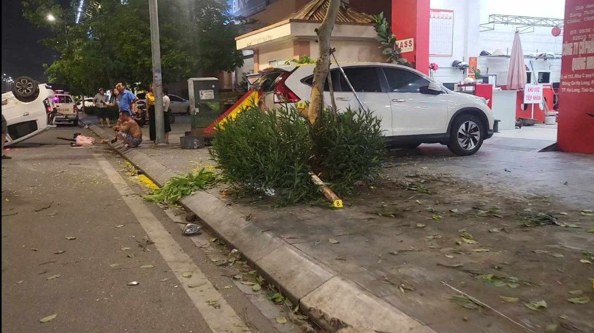 Người đàn ông điều khiển chiếc ô tô 4 chỗ chỉ bị thương nhẹ nên ở lại hiện trường.