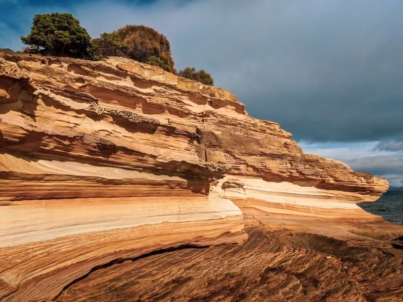 Đường bờ biển của Tasmania có địa hình ngoạn mục, Với địa chất độc đáo và hấp dẫn, Đảo Maria là điểm đến hàng đầu của các nhà địa chất. Ảnh: Sightdoing