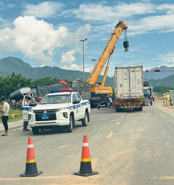 Theo đó, các phương tiện lưu thông trên tuyến hướng Bắc - Nam đi vào đường Nguyễn Tất Thành nối dài. Còn xe hướng Nam - Bắc đi thẳng.