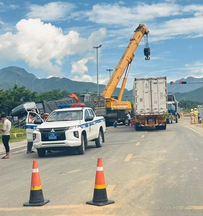 Theo đó, các phương tiện lưu thông trên tuyến hướng Bắc - Nam đi vào đường Nguyễn Tất Thành nối dài. Còn xe hướng Nam - Bắc đi thẳng.