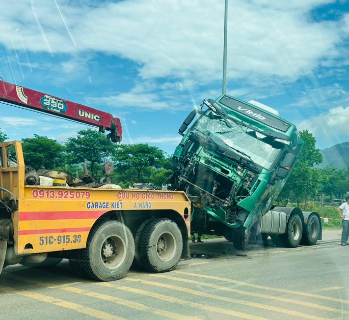 Theo Văn phòng Quản lý đường bộ III.1, vị trí xảy ra tai nạn là đường có 2 làn xe cơ giới, 2 làn xe thô sơ, không có dải phân cách cứng, nằm ngoài khu vực đông dân cư, có hệ thống an toàn giao thông phát huy tác dụng.