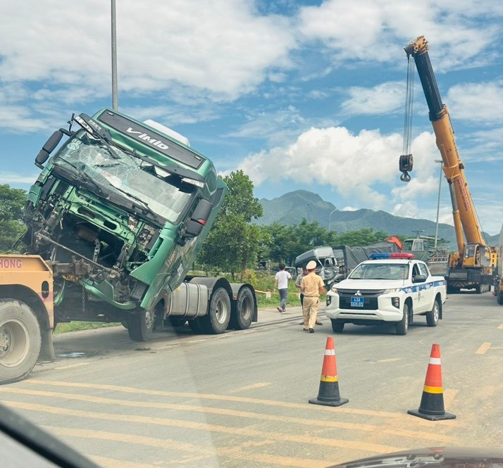 Vụ tai nạn làm 1 người ngồi trên xe tải bị thương, cả 2 phương tiện hư hỏng.