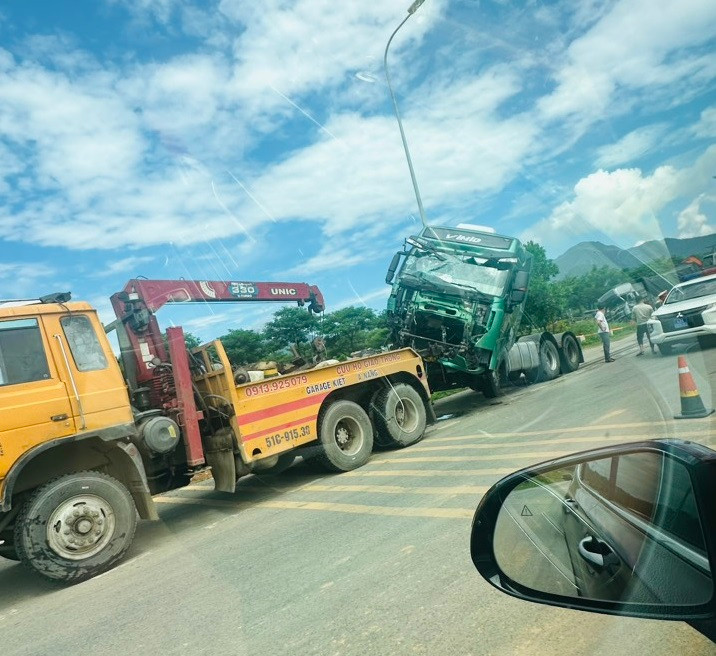 Lực lượng chức năng tổ chức phân luồng giao thông qua vị trí tai nạn, điều động xe cẩu cứu hộ phương tiện gặp nạn.