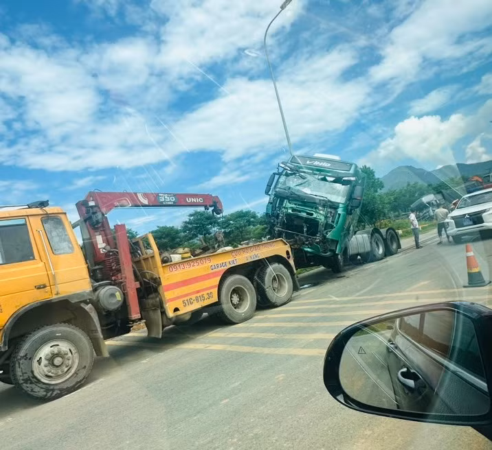 Lực lượng chức năng tổ chức phân luồng giao thông qua vị trí tai nạn, điều động xe cẩu cứu hộ phương tiện gặp nạn.