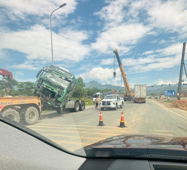 Khi đến Km 19+950 (bên phải tuyến, thuộc địa phận xã Hòa Liên, huyện Hòa Vang, Đà Nẵng) xe đầu kéo bất ngờ lao qua làn đường ngược lại, va chạm với xe tải BKS 37H-030.72 chạy hướng Bắc- Nam.