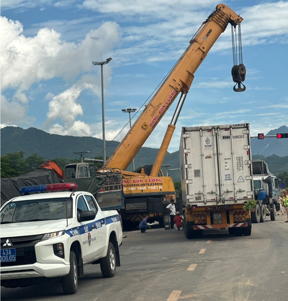 Vụ tai nạn khiến tuyến đường tránh Nam hầm Hải Vân – Túy Loan ách tắc một chiều.