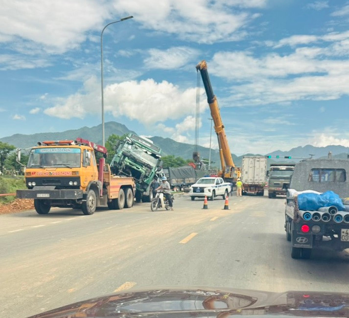Thông tin ban đầu, khoảng 7h sáng cùng ngày xe đầu kéo BKS 50H-114.90 kéo theo rơ-móc BKS 51R- 236.64 chạy trên đường tránh hướng Nam - Bắc.