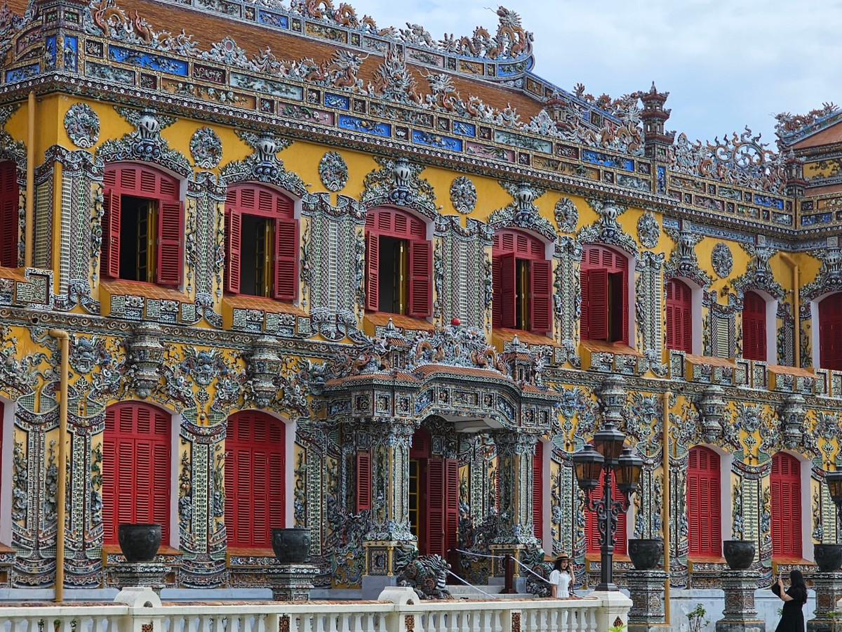 Sau hơn 4 năm tu bổ, phục hồi và tôn tạo, điện Kiến Trung - công trình cung điện độc đáo vừa mang nét uy nghi, bề thế chốn Hoàng cung triều Nguyễn, vừa mang hơi thở thời đại thế kỉ XX với nét chấm phá của kiến trúc Tây phương, chính thức hoàn thiện và ra mắt công chúng vào dịp Tết Giáp Thìn 2024.