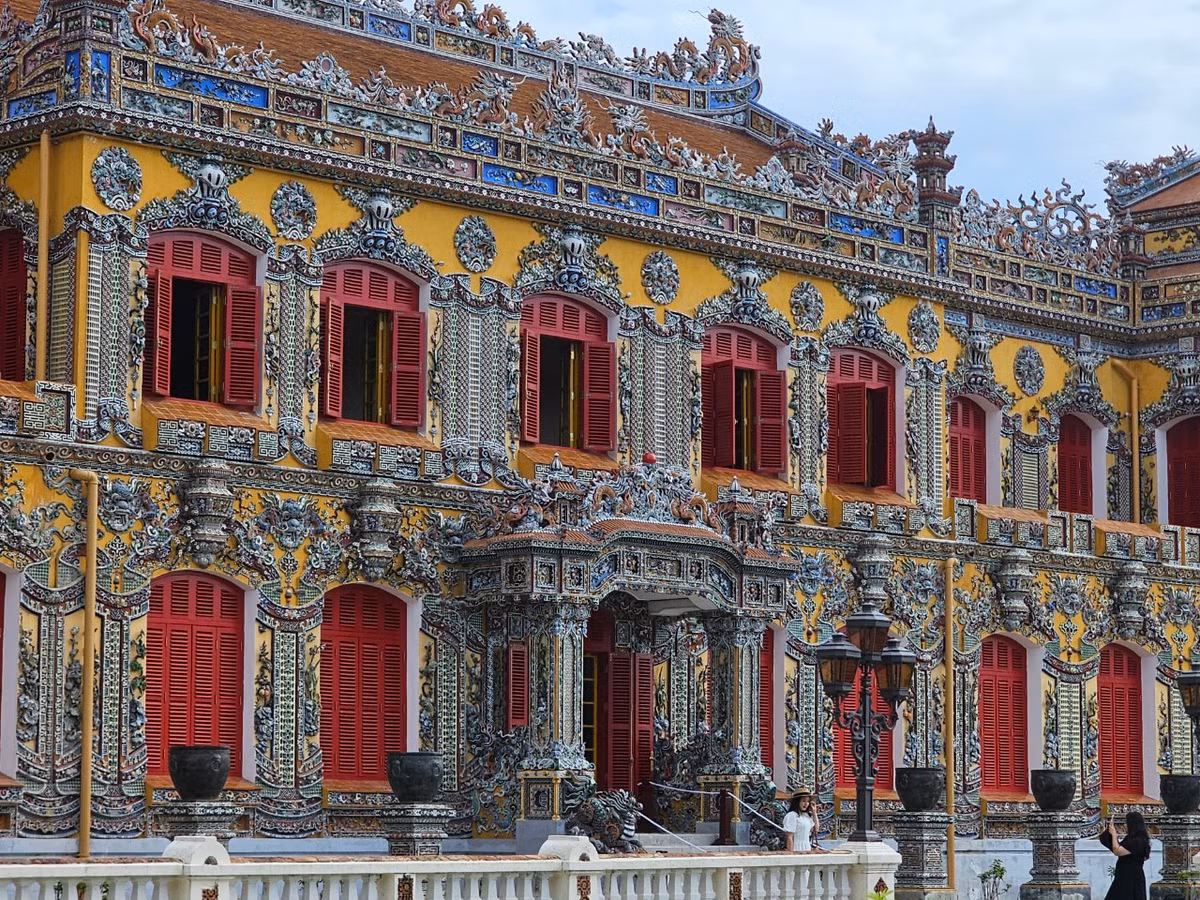 Sau hơn 4 năm tu bổ, phục hồi và tôn tạo, điện Kiến Trung - công trình cung điện độc đáo vừa mang nét uy nghi, bề thế chốn Hoàng cung triều Nguyễn, vừa mang hơi thở thời đại thế kỉ XX với nét chấm phá của kiến trúc Tây phương, chính thức hoàn thiện và ra mắt công chúng vào dịp Tết Giáp Thìn 2024.