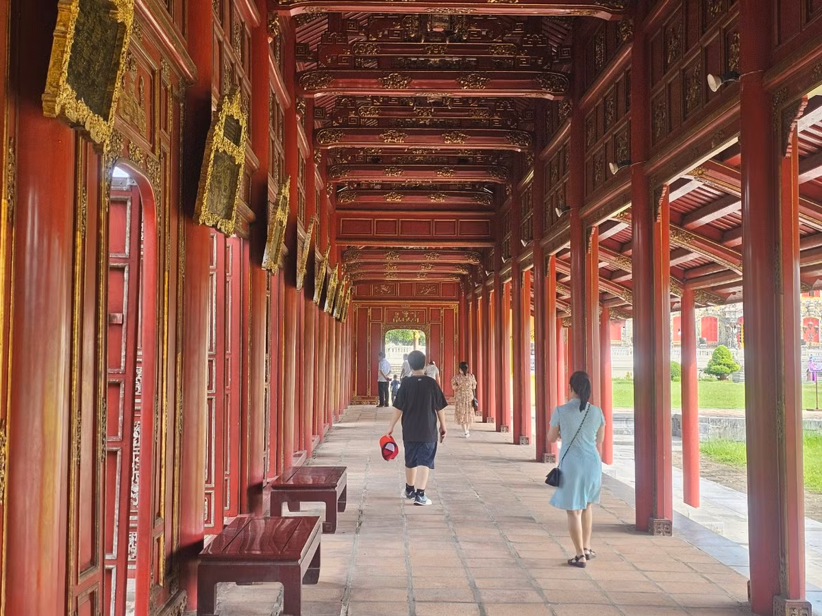 Trường lang là tên gọi của hệ thống hành lang, một thành tố kiến trúc đặc sắc trong Tử Cấm Thành của triều Nguyễn.