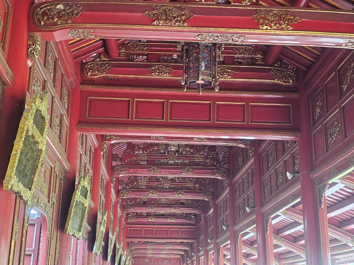 Cận cảnh kết cấu gỗ sơn son thiếp vàng, chạm khắc tinh xảo của trường lang.