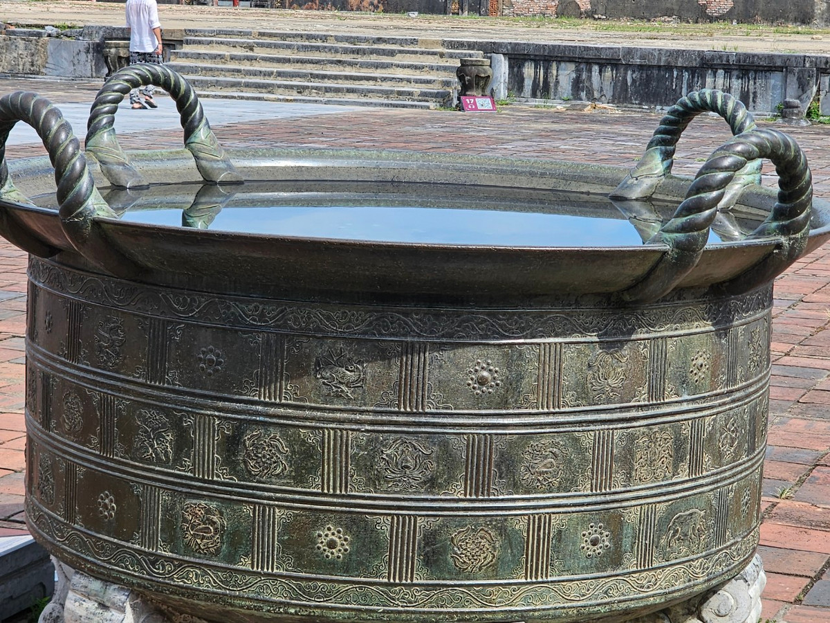 Những chiếc vạc đồng thể hiện quyền uy, sức mạnh và sự trường tồn của chúa Nguyễn, là những báu vật quý giá cho thấy trình độ đúc đồng cũng như mỹ thuật đỉnh cao của người xưa.