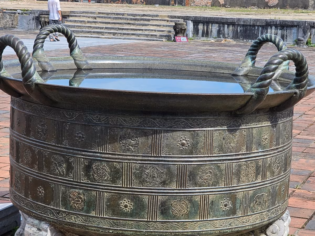 Những chiếc vạc đồng thể hiện quyền uy, sức mạnh và sự trường tồn của chúa Nguyễn, là những báu vật quý giá cho thấy trình độ đúc đồng cũng như mỹ thuật đỉnh cao của người xưa.