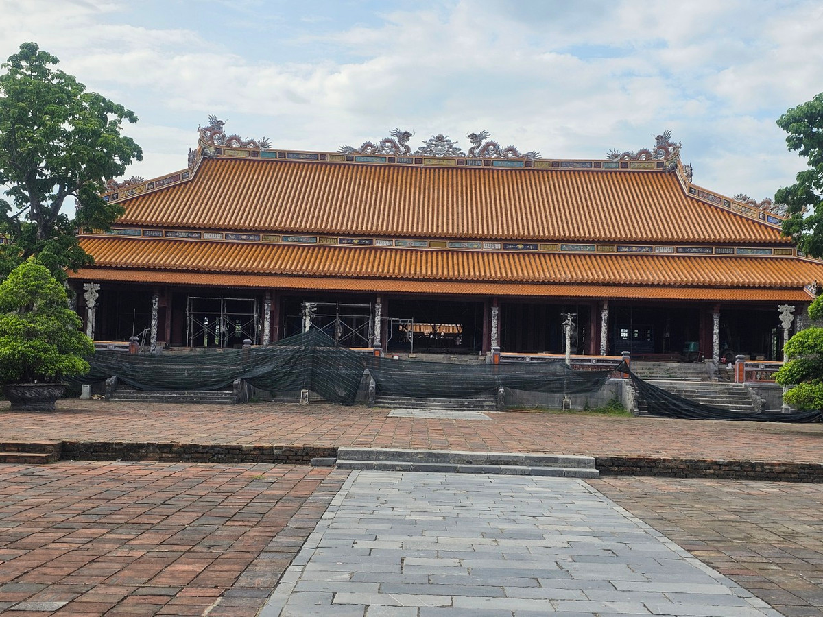 Điện Thái Hòa - một biểu tượng về quyền lực của Hoàng triều nhà Nguyễn thời bấy giờ, nằm trong khu vực Hoàng thành của Đại Nội Huế, đang trong quá trình trùng tu.