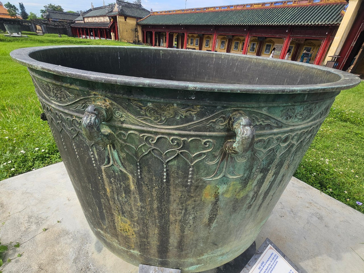 Trong vườn thuộc khu Đại Nội Huế hiện còn trưng bày nhiều tác phẩm bằng đồng lớn được đúc từ thế kỷ XVII.