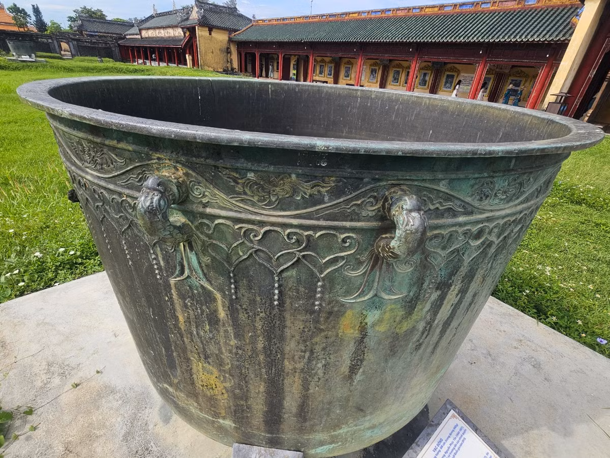 Trong vườn thuộc khu Đại Nội Huế hiện còn trưng bày nhiều tác phẩm bằng đồng lớn được đúc từ thế kỷ XVII.
