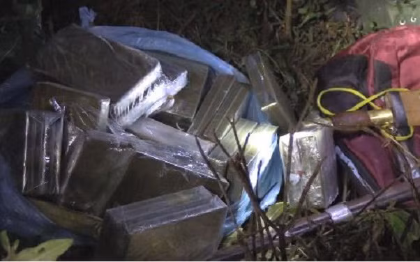  6. Đấu súng truy bắt nhóm đối tượng vận chuyển 30 bánh heroin: Ngày 31/10, Bộ đội Biên phòng Nghệ An cho biết, Chi cục Hải quan cửa khẩu quốc tế Nậm Cắn, tổ chức mật phục tại khu vực đường mòn trên vành đai biên giới thuộc bản Tiền Tiêu, xã Nậm Cắn, huyện Kỳ Sơn (Nghệ An) để bắt nhóm đối tượng đi từ hướng bên kia biên giới sang Việt Nam. Kiểm tra ba lô, lực lượng đánh án phát hiện có 30 bánh heroin. Toàn bộ tang vật được đưa về đồn Biên phòng Cửa khẩu Quốc tế Nậm Cắn. 