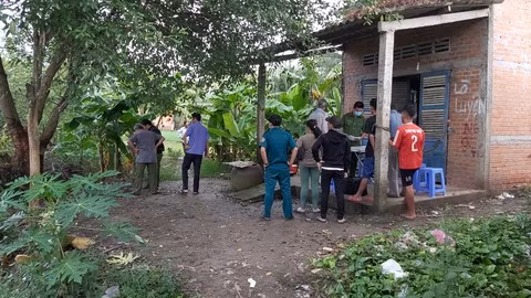  7. Người đàn ông tử vong trước nhà một hộ dân: Ngày 31/10, Công an huyện Châu Thành (Tiền Giang) đã phối hợp với Công an xã Tân Lý Đông cùng các đơn vị nghiệp vụ có liên quan tiến hành khám nghiệm hiện trường điều tra làm rõ nguyên nhân tử vong của một người đàn ông. Sáng 31/10, nhiều người dân giật mình khi phát hiện trước cửa nhà anh của D. ở xã Tân Lý Đông, huyện Châu Thành, Tiền Giang có một người đàn ông đang nằm bất động nên đến gần để kiểm tra thì người đàn ông này đã tử vong.