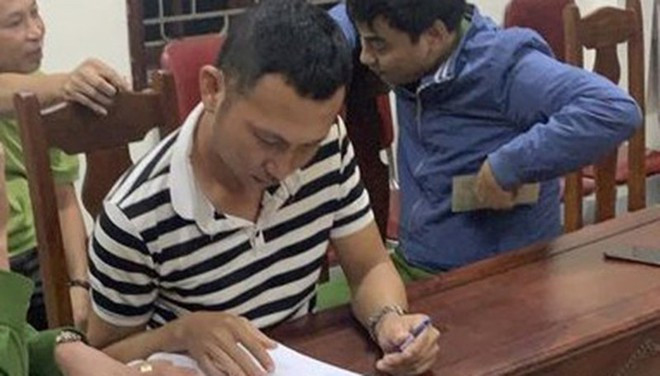  4. Người đàn ông câm điếc, dùng súng bắn chết kẻ trộm chó: Ngày 31/10, Công an tỉnh Nghệ An đang tạm giữ Nguyễn Văn Thành (34 tuổi) trú xã Nghi Xuân, huyện Nghi Lộc, tỉnh Nghệ An để điều tra về hành vi giết người. Sau khi phát hiện thi thể anh Trần Quang H. (SN 2001 trú tại huyện Nghi Lộc) nằm gục bên bụi cây ven đường thuộc địa phận xóm 1, xã Nghi Xuân. Xác định đây là vụ án mạng, công an đã xác định Thành có liên quan đến vụ việc. Được biết, Thành bị câm điếc bẩm sinh. Làm việc với công an, Thành phải nhờ đến sự giúp đỡ của giáo viên trung tâm khuyết tật.