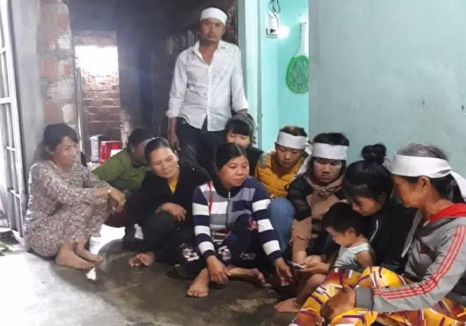  2. Giúp dân sửa lại nhà sau bão, nam thanh niên bị tường đè chết: Ngày 31/10, UBND xã Phú An (huyện Đắk Pơ, tỉnh Gia Lai) cho biết, trên địa bàn vừa xảy ra vụ giúp dân sửa lại nhà sau bão, nam thanh niên bị tường đè chết. Khi anh Phạm Văn Hoàng (29 tuổi) đang leo lên mái nhà của một người dân để sửa chữa thì không may bức tường nhà đổ sập xuống đã khiến anh Hoàng tử vong. 