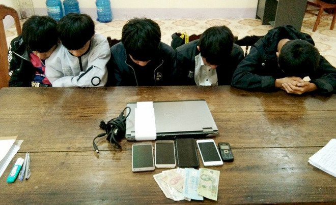  Nhóm đạo chích 14-15 tuổi: Ngày 21/1, Công an xã Xuân Ninh, huyện Quảng Ninh, Quảng Bình đã hoàn tất hồ sơ, xử lý nhóm 5 thiếu niên độ tuổi 14-15 chuyên đột nhập nhà dân để lấy trộm tiền và tài sản. Theo điều tra, vào 10/12/2019, gia đình anh Nguyễn Văn Nam, trú tại thôn Xuân Dục 3 (xã Xuân Ninh) bị kẻ gian đột nhập, laptop và 2 điện thoại di động trị giá hơn 12 triệu đồng. 