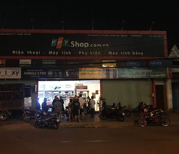  "Đại gia" sống ảo từ Hà Nội đột nhập FPT Shop ở Đồng Nai lấy trộm hơn 500 triệu: Ngày 8/2, Công an TP Biên Hòa, tỉnh Đồng Nai đang tạm giữ hình sự đối tượng Nguyễn Quốc Toàn (SN 1987, quê Sơn Tây, Hà Nội) để điều tra về hành vi “trộm cắp tài sản”. Theo đó, hơn 0h sáng cùng ngày, nhân viên cửa hàng FPT shop ở phường Tam Hòa, TP Biên Hòa xem camera an ninh của cửa hàng thì phát hiện có 1 đối tượng đi lại bên trong shop. Ngay lập tức, người nhân viên gọi điện trình báo cho đội săn bắt cướp Biên Hòa (SBC Biên Hòa) để nhờ hỗ trợ. 