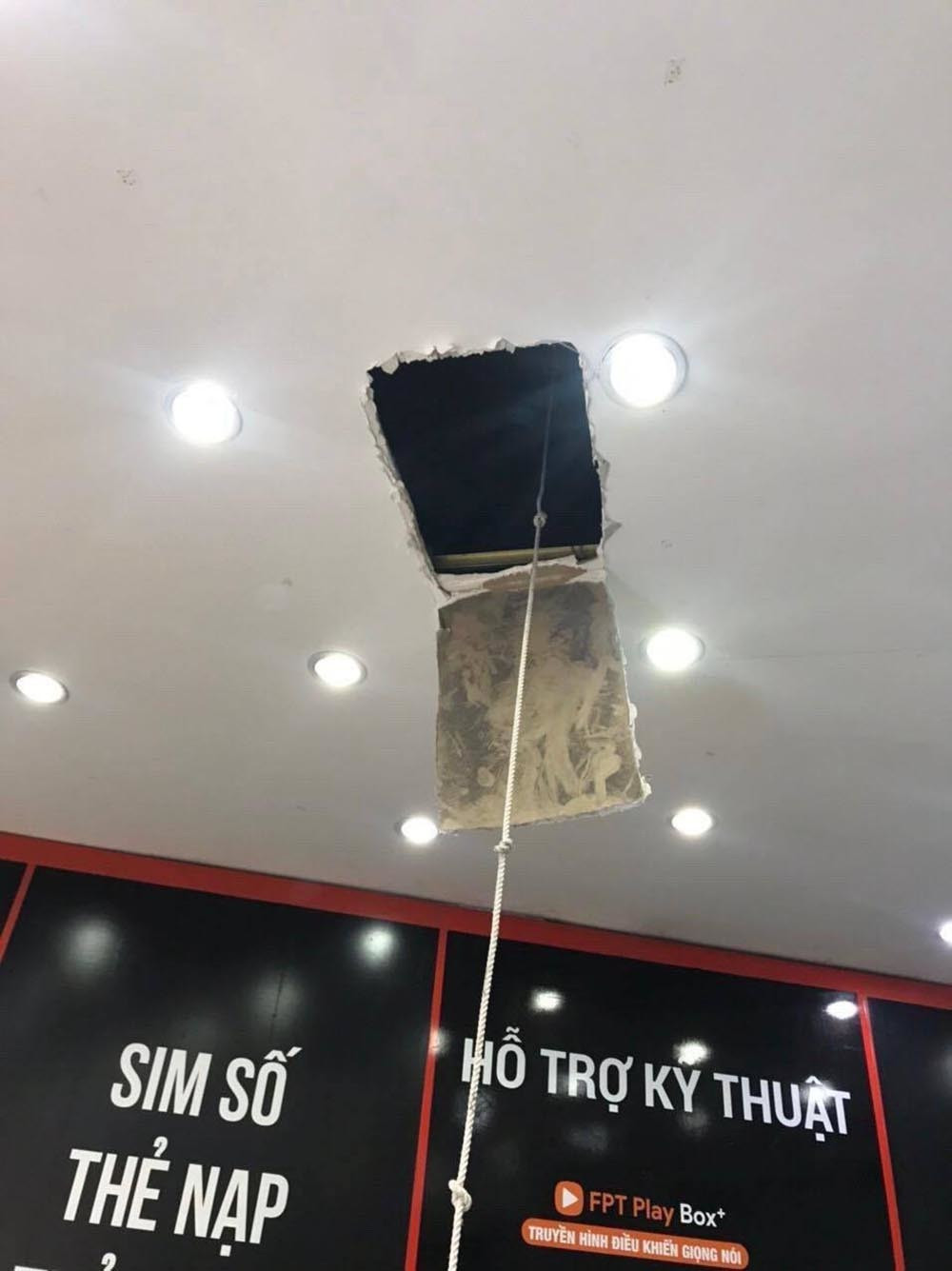 Khi công an ập vào bên trong, kẻ trộm bỏ chạy nhưng đã bị khống chế nhanh gọn. Kiểm tra ba lô của Nguyễn Văn Công, công an thu giữ tang vật gồm: 120 triệu đồng, kìm, dao, xà beng… Công khai, đã lên kế hoạch vụ trộm từ trước vì biết cửa hàng FPT Shop có chứa tiền mặt.