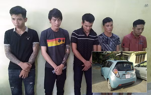  7. Bắt nhóm đối tượng liên quan vụ trộm xe ô tô: Ngày 30/10, Công an TP Biên Hòa, tỉnh Đồng Nai cho biết, đang tạm giữ nhóm đối tượng liên quan đến vụ trộm cắp và tiêu thụ xe ô tô xảy ra tại phường Tân Hòa, TP Biên Hòa. Theo đó, cơ quan công an đã ra quyết định bắt khẩn cấp, tạm giữ hình sự đối với Nguyễn Văn Tuấn (27 tuổi, ngụ xã Hố Nai 3, H.Trảng Bom) và Phạm Hoàng Chương (34 tuổi, ngụ P.An Bình, TP.Biên Hòa) để điều tra về hành vi tiêu thụ tài sản do người khác phạm tội mà có.