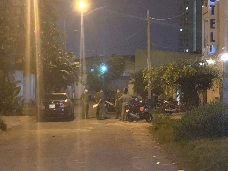  3. Người phụ nữ bị giết trong nhà nghỉ: Ngày 30/10, Công an quận Thủ Đức, TP HCM cho biết, đang điều tra làm rõ nghi án người phụ nữ bị sát hại trong nhà nghỉ ở khu vực. Chiều 29/10, cặp nam nữ (khoảng 45 tuổi) đi xe máy tới khách sạn A.H nằm trong con hẻm đường Lê Thị Hoa, phường Bình Chiểu, quận Thủ Đức để thuê phòng nghỉ. Thấy biểu hiện bất thường, nhân viên nhà nghỉ vào xem thì phát hiện người phụ nữ tử vong với vết hằn trên cổ. 