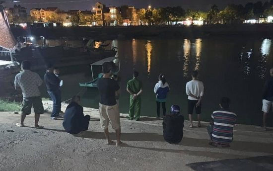  6. Nữ sinh lớp 12 gieo mình xuống sông Ka Long tự vẫn: Ngày 30/10, Công an phường Ka Long, TP Móng Cái (Quảng Ninh) cho biết, trên địa bàn vừa xảy ra vụ đã xảy ra một vụ nữ sinh lớp 12 nhảy sông Ka Long tự tử. Nạn nhân được xác định là em V.T.P. (SN 2003). Trong lúc ăn cơm tối, P. bị bố mẹ mắng vì chuyện tình cảm cá nhân đã ảnh hưởng đến học tập. Lúc này do bực tức, em P. đã bỏ chạy ra ngoài, đến khu vực sông Ka Long rồi nhảy xuống. 