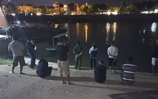  6. Nữ sinh lớp 12 gieo mình xuống sông Ka Long tự vẫn: Ngày 30/10, Công an phường Ka Long, TP Móng Cái (Quảng Ninh) cho biết, trên địa bàn vừa xảy ra vụ đã xảy ra một vụ nữ sinh lớp 12 nhảy sông Ka Long tự tử. Nạn nhân được xác định là em V.T.P. (SN 2003). Trong lúc ăn cơm tối, P. bị bố mẹ mắng vì chuyện tình cảm cá nhân đã ảnh hưởng đến học tập. Lúc này do bực tức, em P. đã bỏ chạy ra ngoài, đến khu vực sông Ka Long rồi nhảy xuống. 