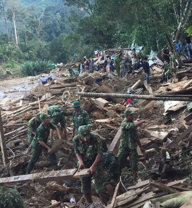  Nữ sinh Trà Leng gục khóc bên mộ của cha, mẹ: Đêm 28/10, khi vụ sạt lở ở xã Trà Leng xảy ra, vùi lấp 53 người dân, em Hồ Thị Điệp, học sinh lớp 11, trường THPT Nam Trà My (Quảng Nam), được thầy cô giữ lại ở trường vì lo bão số 9. Nhờ đó, em may mắn thoát nạn. Đến sáng 29/10, Điệp báo không liên lạc được với gia đình, các thầy cô biết không thể giấu được nữa nên cùng nhau đưa em về nhà. 