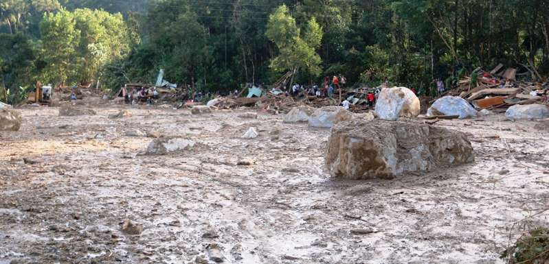 Đến khoảng 15h, chị Diệu nghe tiếng nổ bùng bùng rồi đất đá ập xuống vùi lấp cả ngôi làng. “Trời đất tối thui, chồng kêu chạy đi rồi kéo theo tôi cứ thế chạy. Vừa chạy vừa khóc, dưới chân đầy đất đá cây cối tràn lan. Sau đó, tôi ngất xỉu” - Chị Diệu vừa kể vừa khóc.