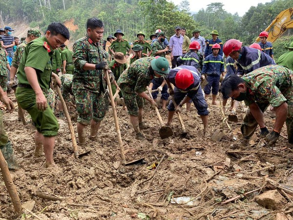 Tỉnh dậy chị Diệu thấy mình nằm trong nhà của em gái cách đó khoảng 5km. Đầu óc quay cuồng khi nghĩ tới những đứa con đã bị đống đất đá vùi chết. Đến tối, người dân cõng về cho chị đứa con gái 4 tuổi người đầy bùn đất, bị thương khắp nơi. Chị bồng con chạy suốt 10 cây số thì gặp lực lượng chức năng. Mọi người đưa mẹ con chị lên Trung tâm y tế huyện Bắc Trà My cấp cứu. Còn chồng chị quay lại làng để tìm 3 đứa con, nhưng đến giờ vẫn chưa tìm thấy. “Chẳng còn gì hết. Làng chẳng còn, nhà sập, con cái thì bị vùi hết dưới đó rồi” - Chị Diệu nức nở.