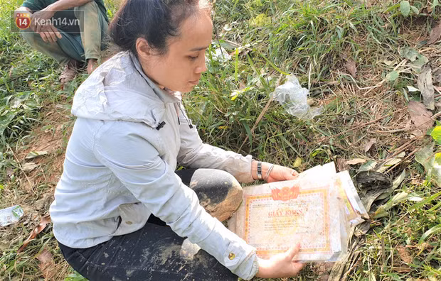  Cô giáo nhặt từng tấm giấy khen của 4 học trò gặp nạn: Trong những nạn nhân trong vụ vùi lấp cả ngôi làng ở Trà Leng, có 4 học trò nhỏ của cô giáo Hà Thị Phương Ly - giáo viên Trường THCS Trà Leng. Nghẹn ngào bới đống đổ nát trong căn nhà đã bị sụp hoàn toàn, cô Ly khóc nức nở khi tìm thấy những tấm giấy khen của học trò mình. 